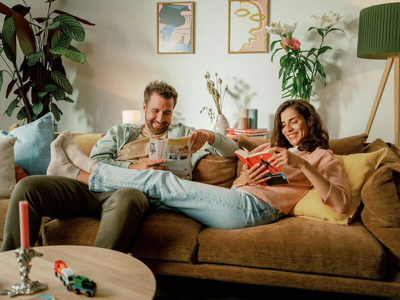 Familie entspannt im Massivhaus