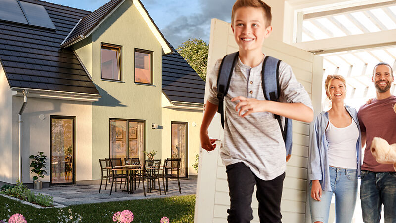 Familie vor ihrem neuen Massivhaus
