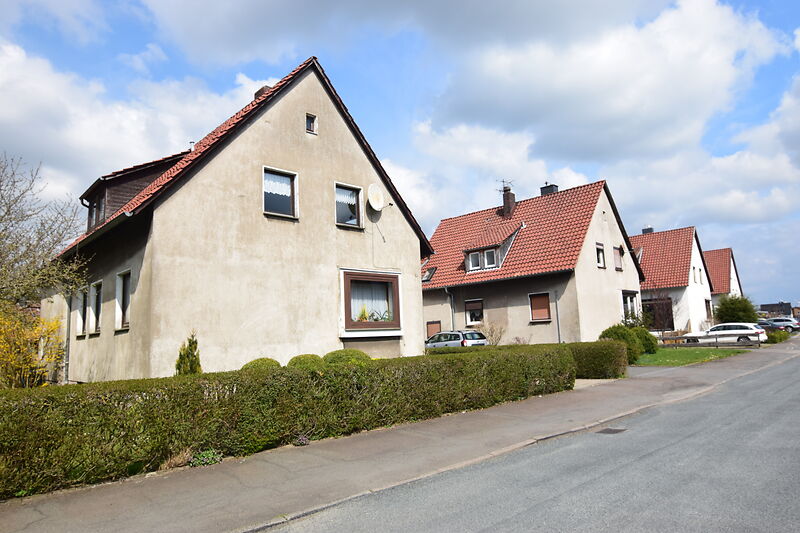 Ältere Hausreihe im Saarland vor Sanierung