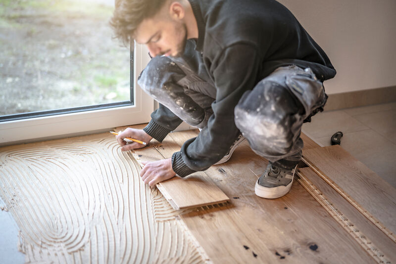 Energieberater und Handwerker bei der Sanierungsplanung im Saarland