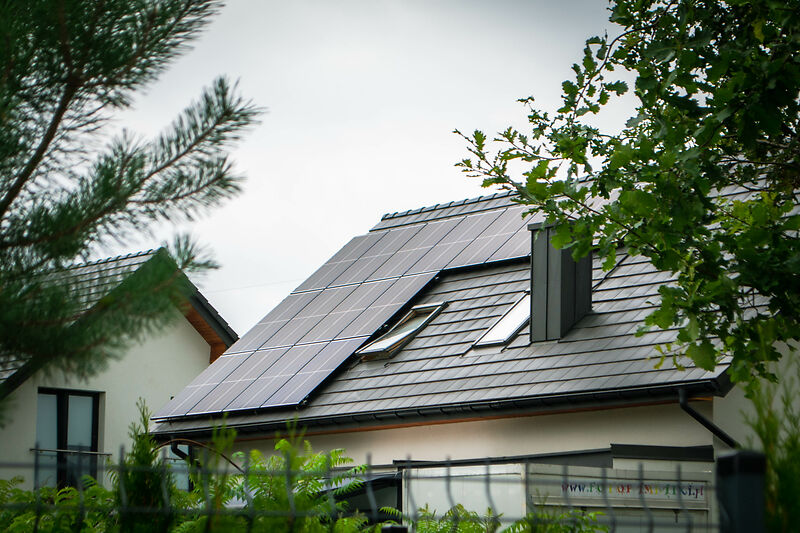 Arbeiten am Dach eines Hauses – energetische Sanierung im Saarland