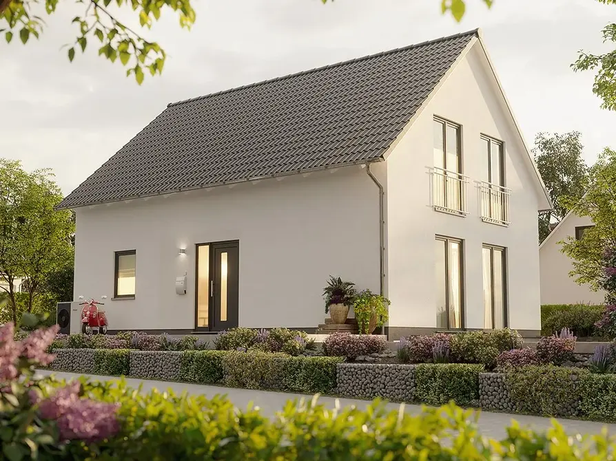 Erleben Sie das Bodensee 129 mit Sicht auf den einladenden Eingangsbereich und an der Seite bodentiefe Fenster, die den Blick in den Garten freigeben.
