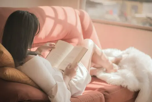 familie-lenin-estrada-GCpyNh39kOc-unsplash Frau lesend auf dem Sofa