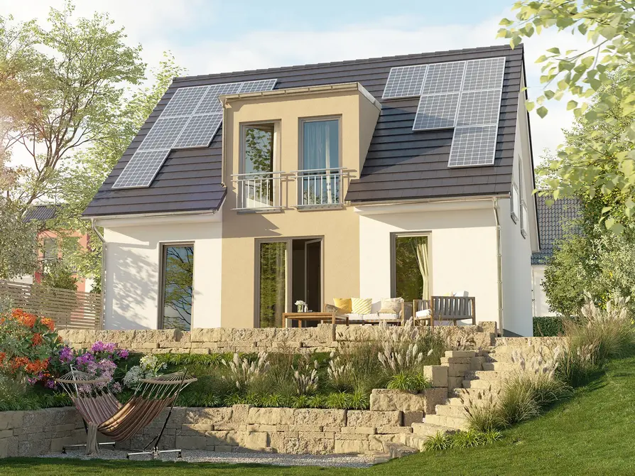 Das Flair 125 in Variante Elegance und Blick in den Garten mit Hang und Photovoltaikanlage auf dem Satteldach