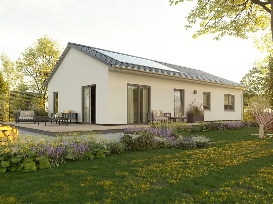 Bungalow 100 – modernes Zuhause mit Wohlfühlcharakter und Gartenzugang Seitliche Gartenansicht des Bungalow 100 mit durchdachter Raumaufteilung, gepflegter Begrünung und wohnlicher Terrassenfläche.