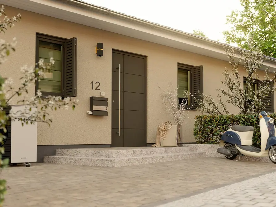 Der Bungalow 131 mit Blick auf Eingangsbereich und Wärmepumpe