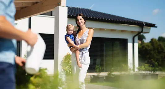 Haus-Familie-Wohnen-Serie-9-54 Familie vor ihrem sicheren Zuhause