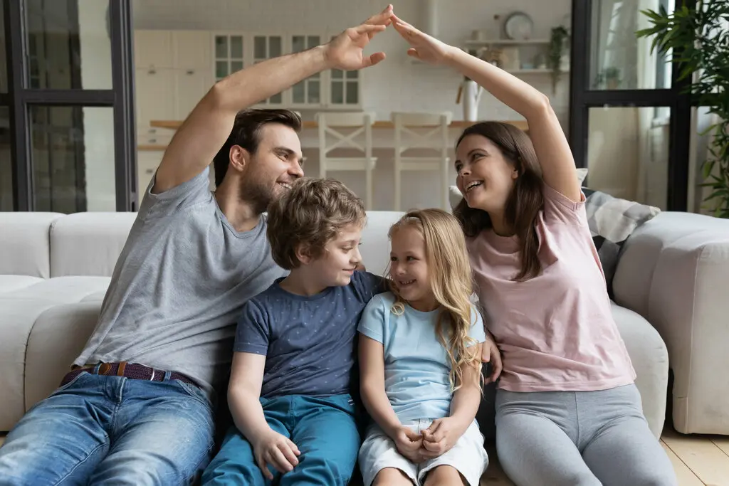 Haus-Familie-Wohnen-Serie-3-13 Familie auf Couch