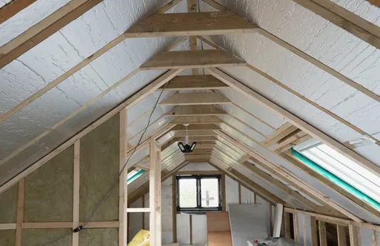 dachboden-dachgeschoss-ausbauen-holz-handwerker-04
