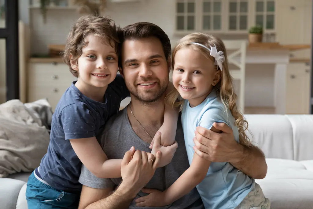 Haus-Familie-Wohnen-Serie-3-10 Vater mit Sohn und Tochter